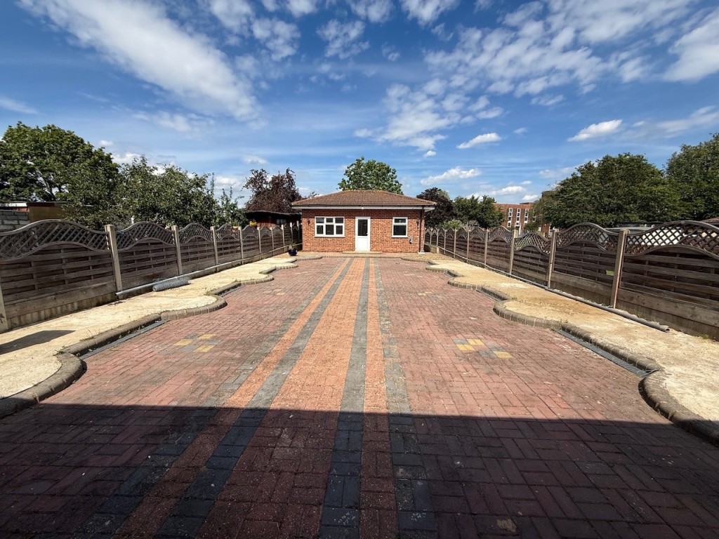 Lot: 166 - HOUSE WITH VERSATILE ACCOMMODATION - Mostly block paved rear garden leading to garden room